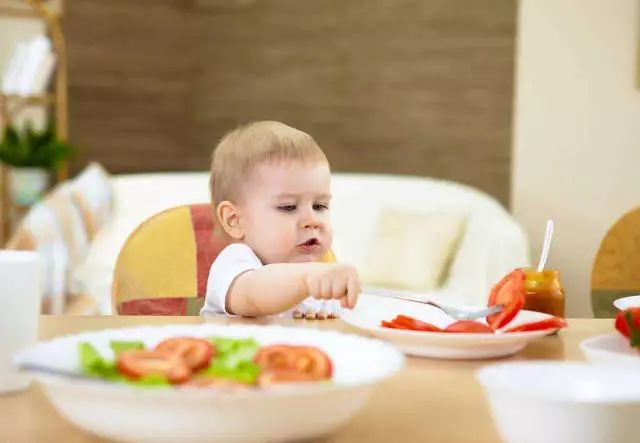 婴儿辅食添加，几个月可以吃水果？全面解读宝宝饮食成长之路